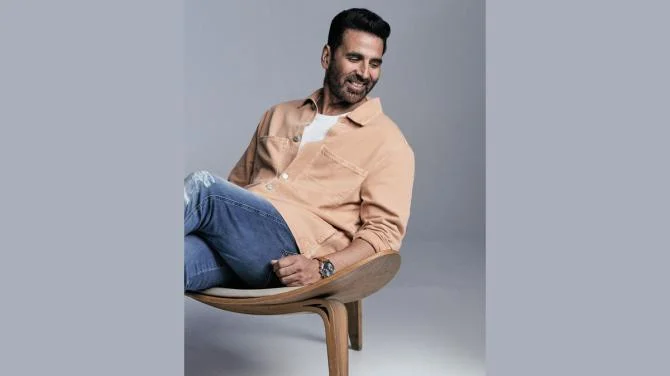 🚨 अक्षय कुमार की सुरक्षा में तैनात कार का एक्सीडेंट, ऑटो चालक गंभीर रूप से घायल